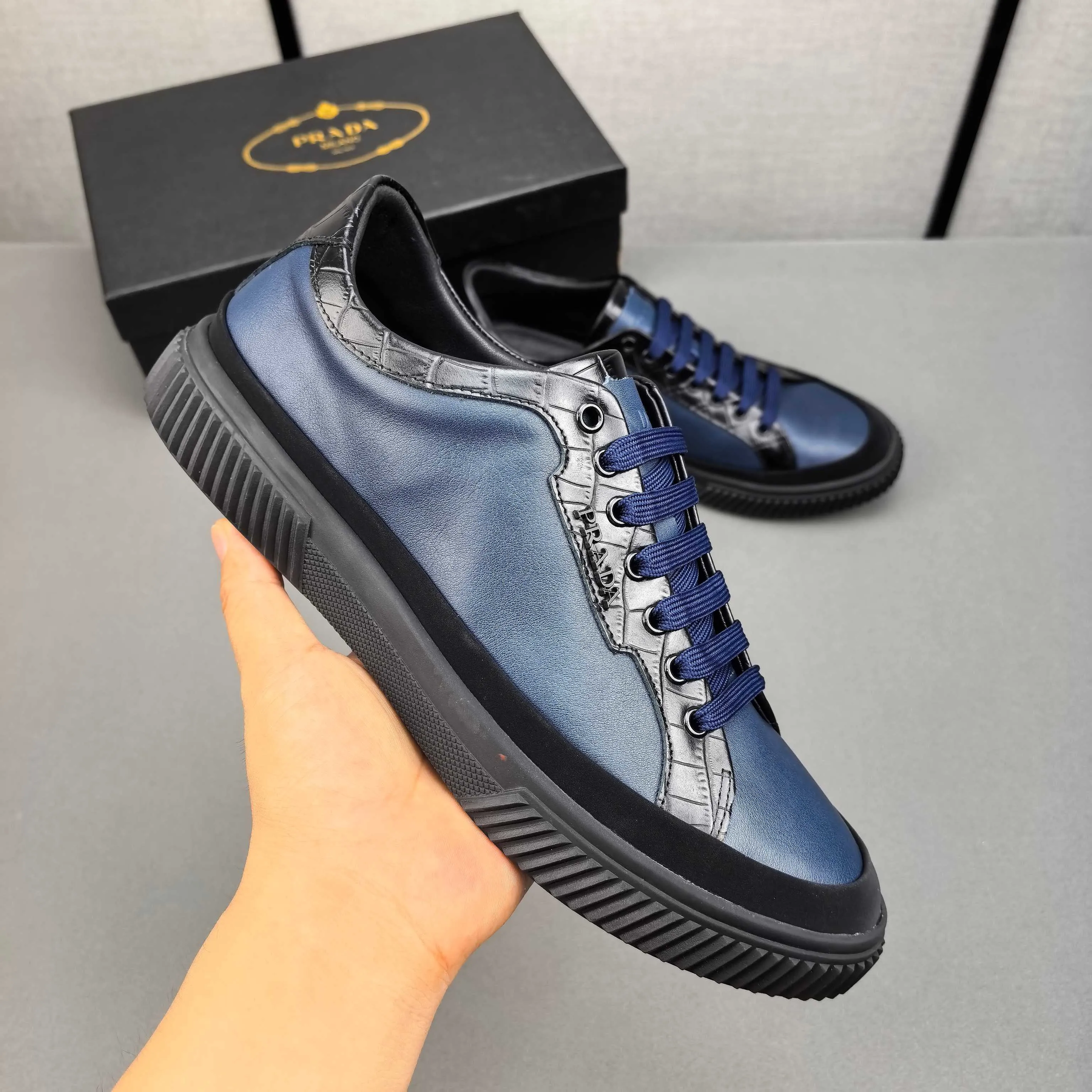 PP400👟👟👟Prada set off the audience! Prada, an international brand that is constantly innovating, this men's casual shoe, the original version, made of cowhide leather at a ratio of one to one at the store, with leather feet and rubber non-slip outsole, breathable and comfortable, quality speaks for itself👄38-44